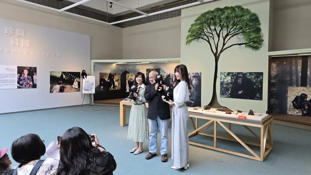 科博館推出快閃《珍與科博》紀念展,開幕現場特別安排「溫馨朗讀」橋段,館長黃文山(中)與紀錄片導演暨製作人舒夢蘭(右)、白心儀(左)分別朗讀得獎作品的精選段落後合影。(圖/陳惠玲攝影)