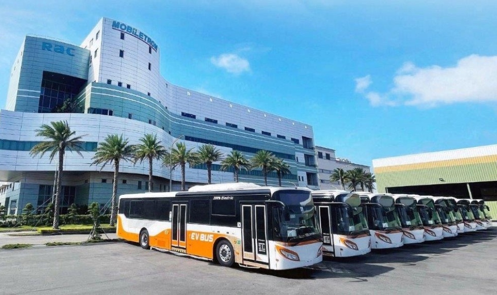 蔡裕慶董事長宣布華德動能正在推動2026年上半年掛牌上市,將有機會成為台灣首家量產電動商用車掛牌上市的企業。(圖/華德動能提供)