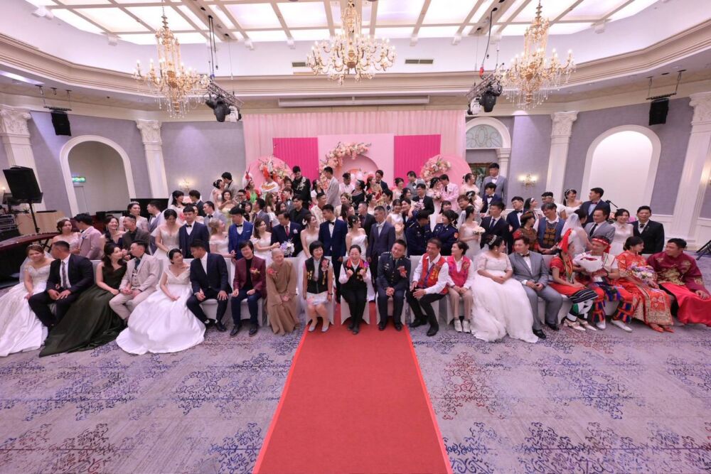 花蓮集團結婚首對同志新人成亮點 楊華美:歷史性的一刻 242 花蓮集團結婚首對同志新人成亮點 楊華美:歷史性的一刻 241
