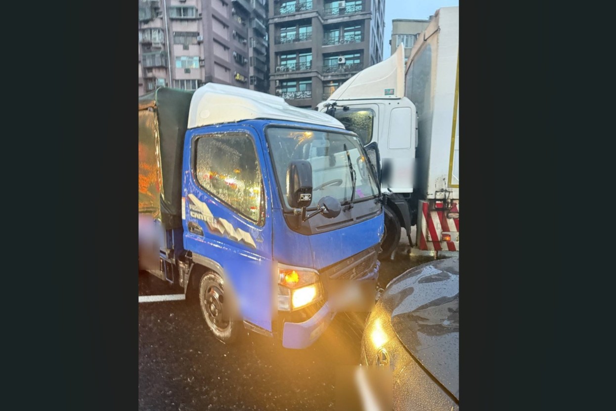 追撞闖禍 下車放故障標誌被撞飛大貨車幫忙警戒也被撞 241 cnews204251021a04