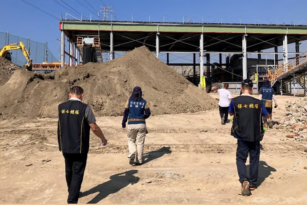 美濃、大樹區盜採土石及非法傾倒廢棄物案 橋檢查扣8車、15人交保 244 美濃、大樹區盜採土石及非法傾倒廢棄物案 橋檢查扣8車、15人交保 243