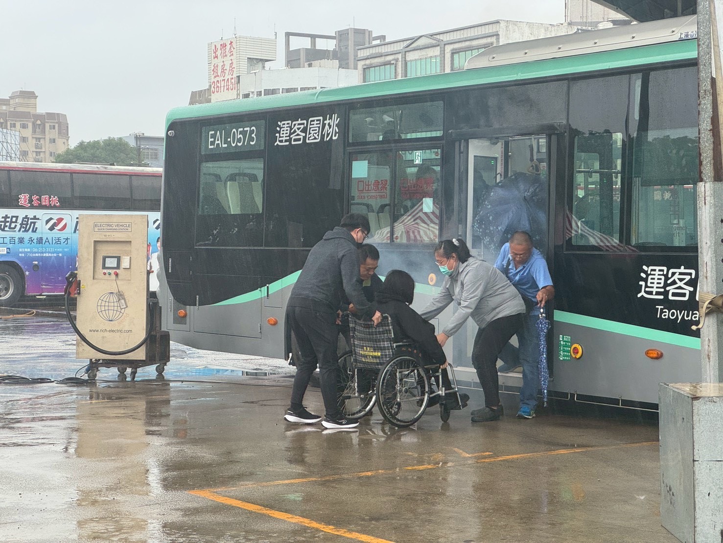 模擬電動巴士火燒車 桃園大林分隊攜手客運業者強化應變 S 166723656 0