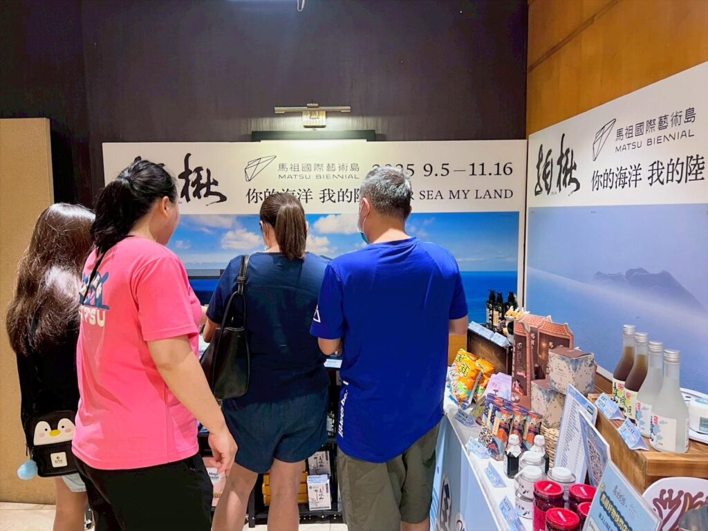 好物成功擄獲高雄消費者的心，攤位前人潮不斷，民眾熱烈詢問並選購特色商品。（圖/連江縣政府產業發展處提供）