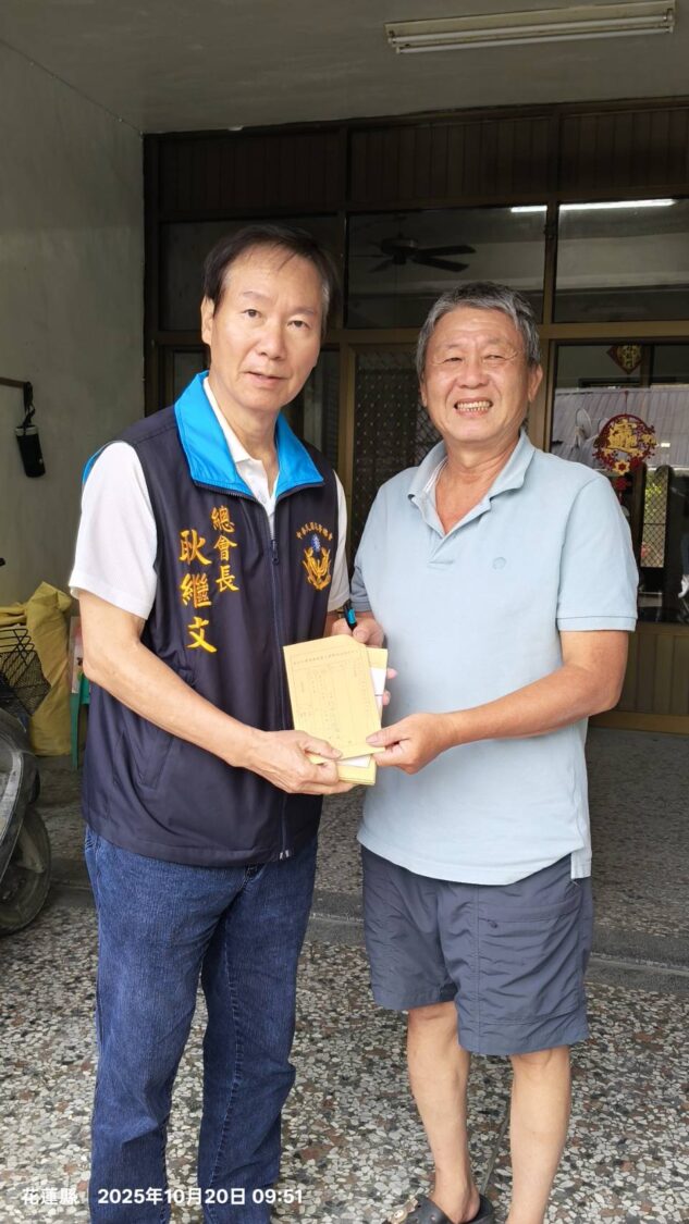 總會長耿繼文將退警總會募集到的愛心捐款送到光復鄉受災的退警兄弟們家中。(圖/翻攝自耿繼文臉書)