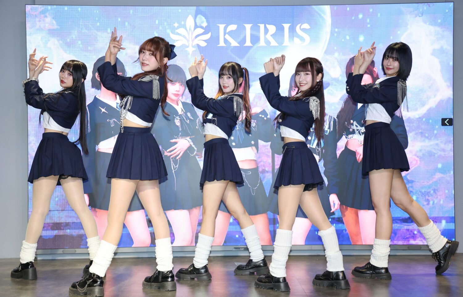 KIRIS的首支出道曲《Set On Fire》以融合日文與英文的歌詞。（由左至右）-Ivy (依函)、Kimi (婷婷)、Nina (絜妮)、璦昀(Yumi)、語晴(77)。(圖/KIRABASE 提供)