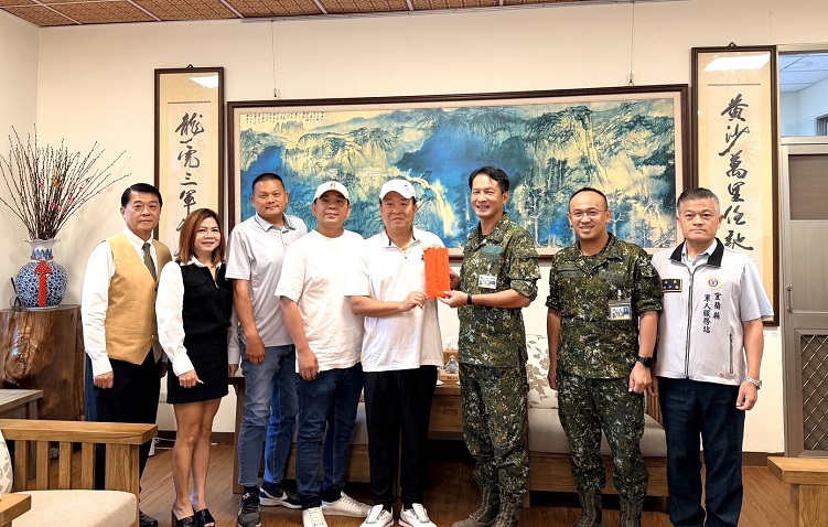 ▲ 宏鎰集團林以勝董事長(左5)代表致贈蘭指部慰問金。