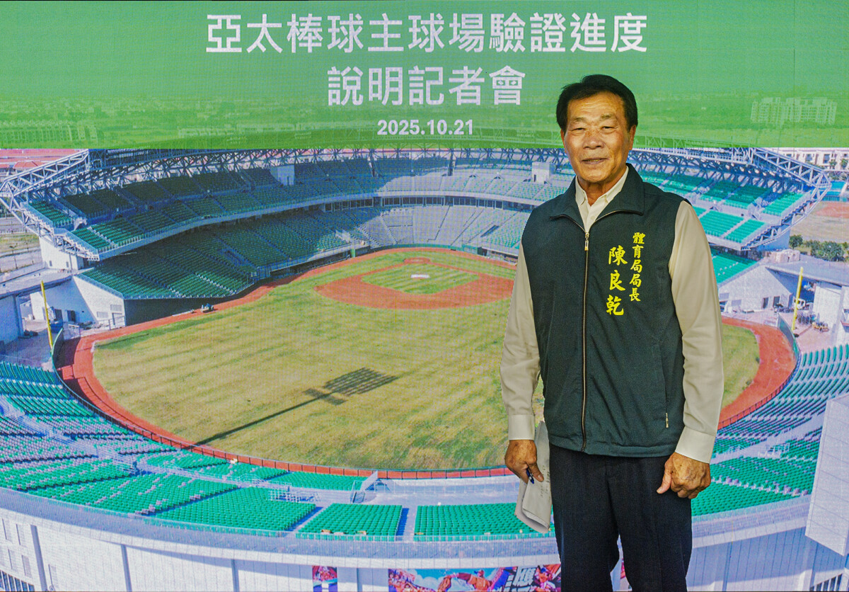 ▲體育局長陳良乾說明亞太成棒主球場是全台最大室外棒球場是臺南市的重要建設,更是全體棒球迷的共同驕傲。(記者劉秋菊攝影)