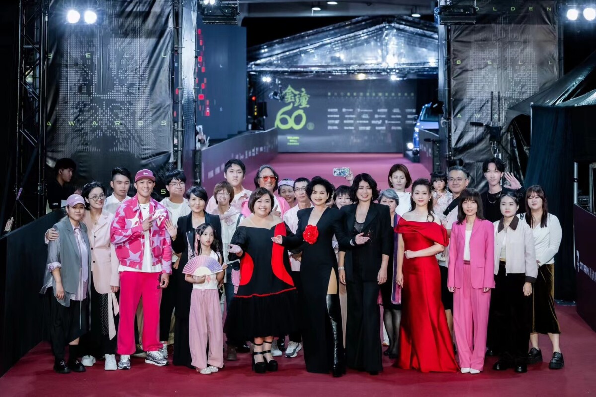 ▲第60屆金鐘獎頒獎典禮,曾榮獲電影、電視雙金「最佳女主角獎」的楊貴媚,與《老少女奇遇記2》幕前幕後工作人員,一起走金鐘紅毯分享入圍喜悅。(圖:桂田文化藝術基金會 提供)