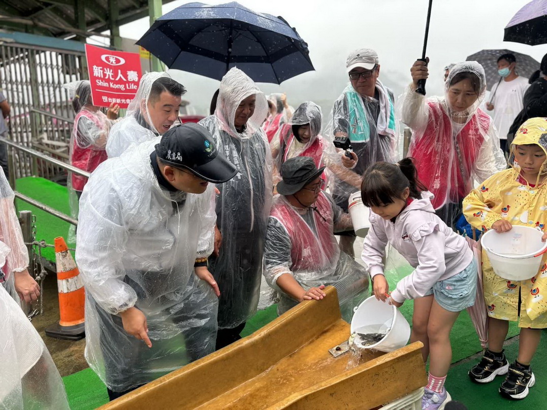 小魚回家創千萬產值 桃園石門水庫放流8.5萬尾魚苗 - https://www.watchmedia01.com