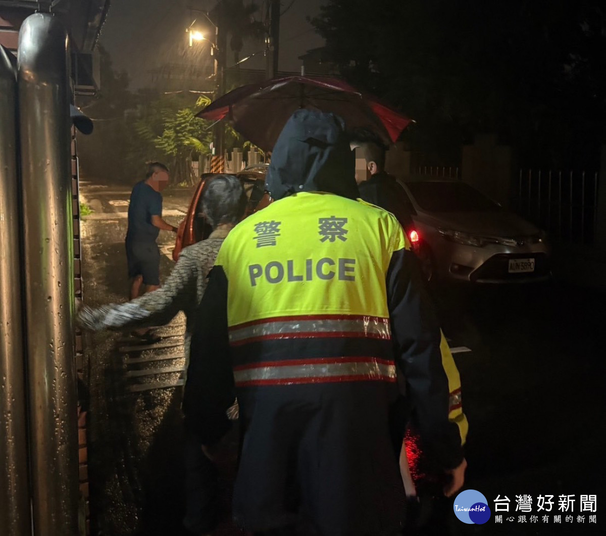 楊梅警方風雨中發現失智老婦，即刻援助返家團圓。