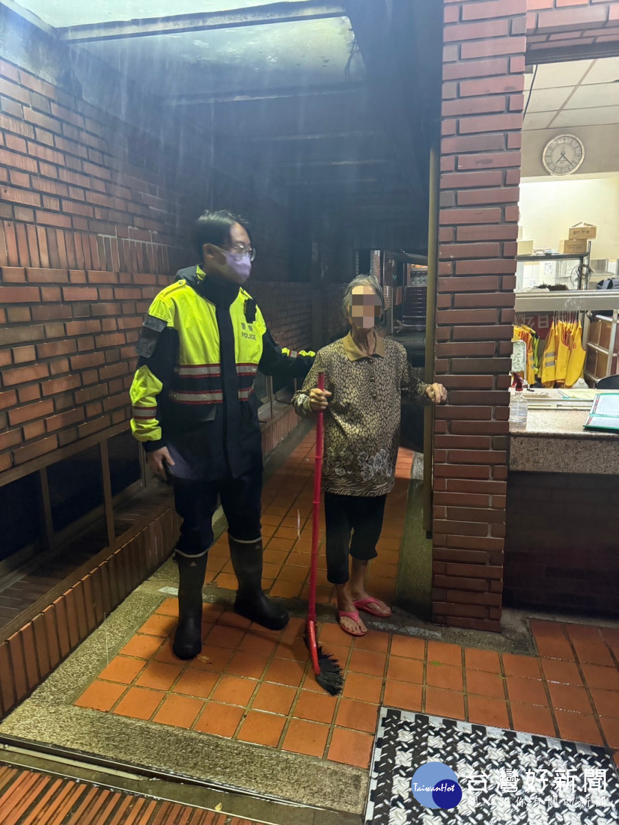 楊梅警方風雨中發現失智老婦,即刻援助返家團圓。