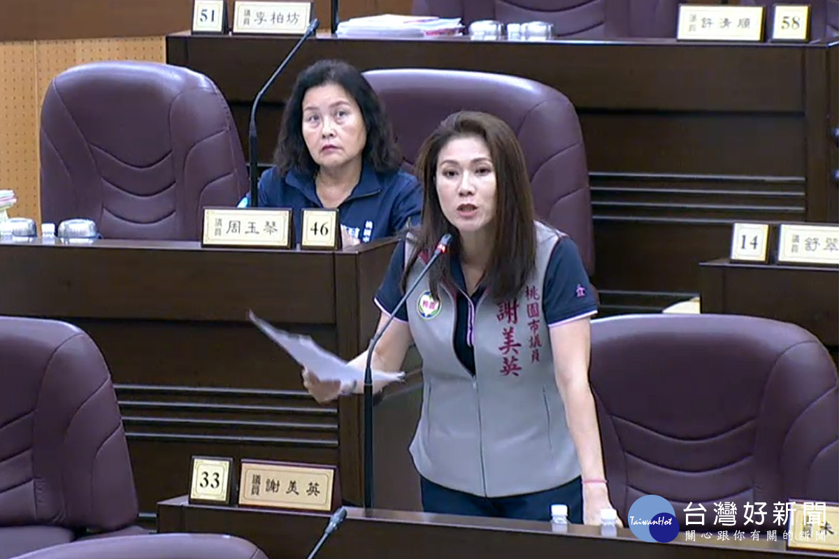 桃園市議員謝美英於議事堂進行質詢。<br /><br />