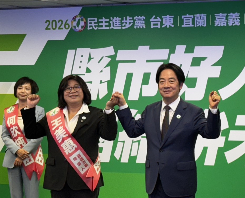 賴清德親自為王美惠繫上競選背帶/王美惠服務處提供