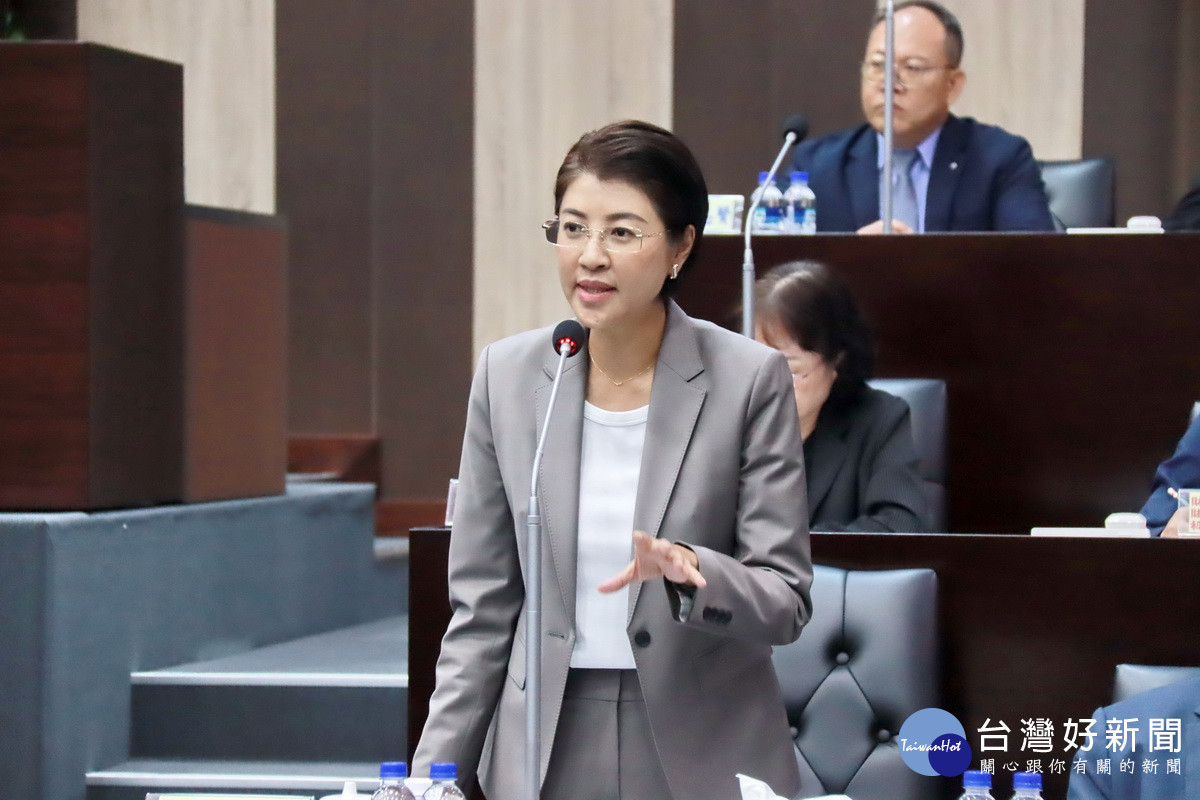 許縣長說明縣府已有短中長程計劃推動中。(記者扶小萍攝)<br /><br />