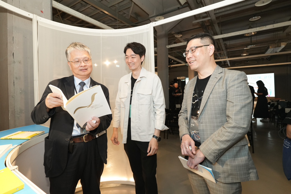 圖說:教育部劉國偉政務次長(左)、國立雲林科技大學菁培計畫主持人李子強老師(中)、教育部廖高賢高等教育司司長(右)參觀展場(教育部提供)