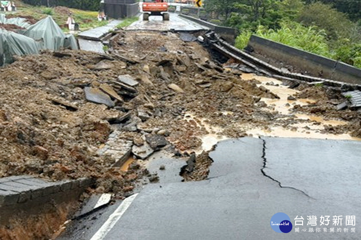 蘆竹生命紀念園區土葬區墓基與道路因豪雨受損。<br /><br />