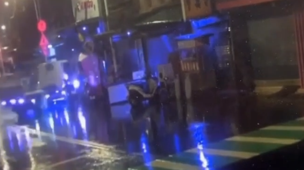 酒駕闖禍畫面曝光!三峽貨車撞11輛汽機車 店家鐵捲門攤車也遭殃