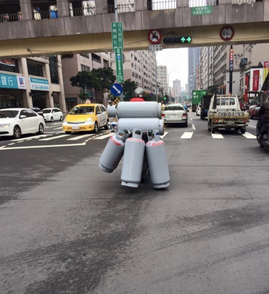 新北街頭驚見「鋼鐵人送瓦斯」!騎士背滿鋼瓶壓馬路