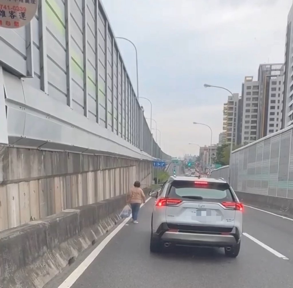 行人誤闖!-國一南下九如出口-婦竟在車陣中散步-警:最高罰6千