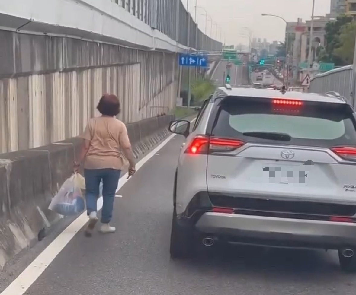 國一南下九如出口 婦竟在車陣中散步 警:最高罰6千
