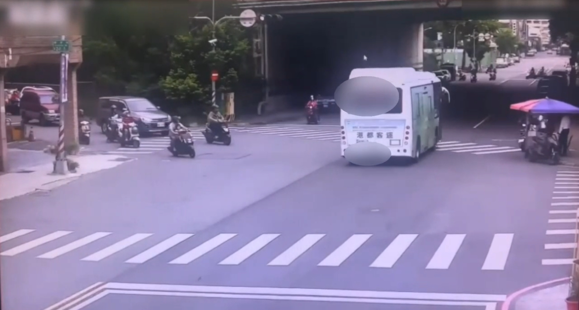 高雄港都客運違規闖紅燈 騎士驚嚇: 魂都飛了