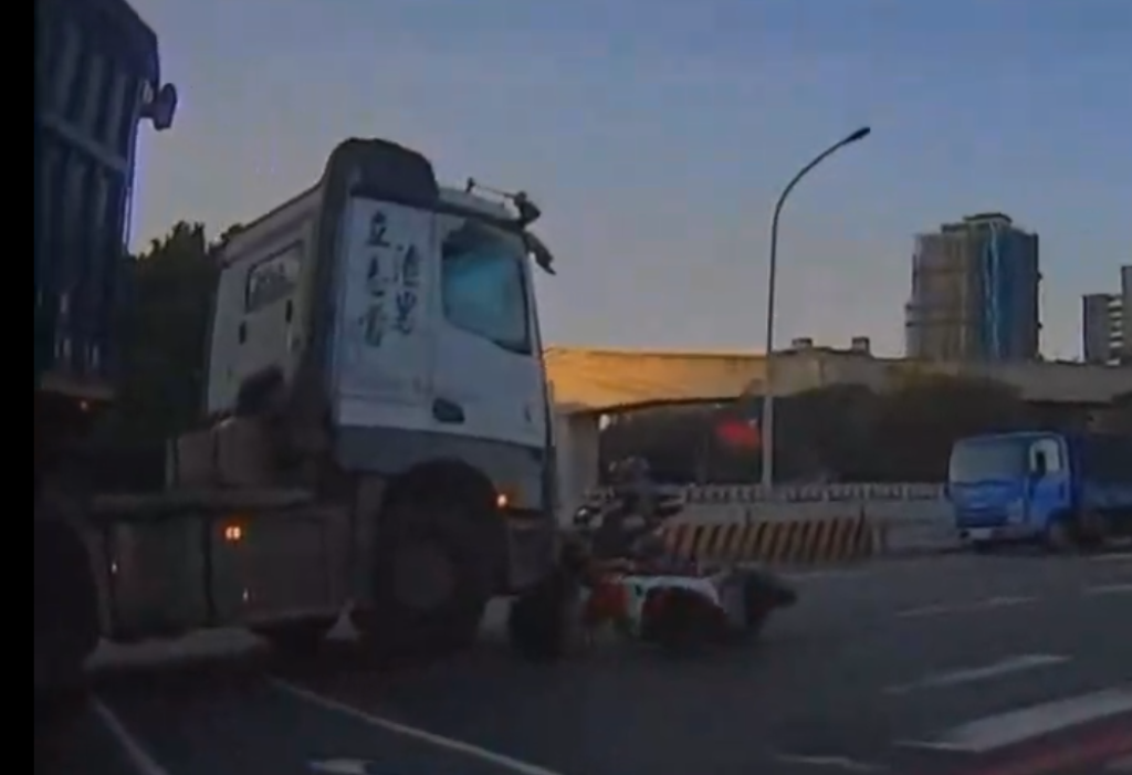 驚險畫面曝光!鶯歌機車騎士自摔成「人肉輪檔」 險遭大車輾過