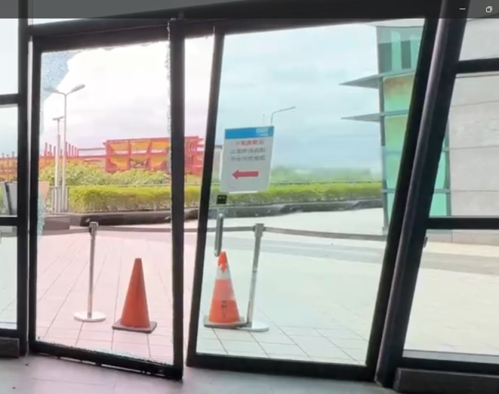 不敵強風吹襲! 高鐵台中站出口手推玻璃門被吹破