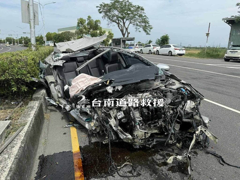 台南驚險車禍!自小客「車頭撞爛」車頂消沒 駕駛受傷送醫