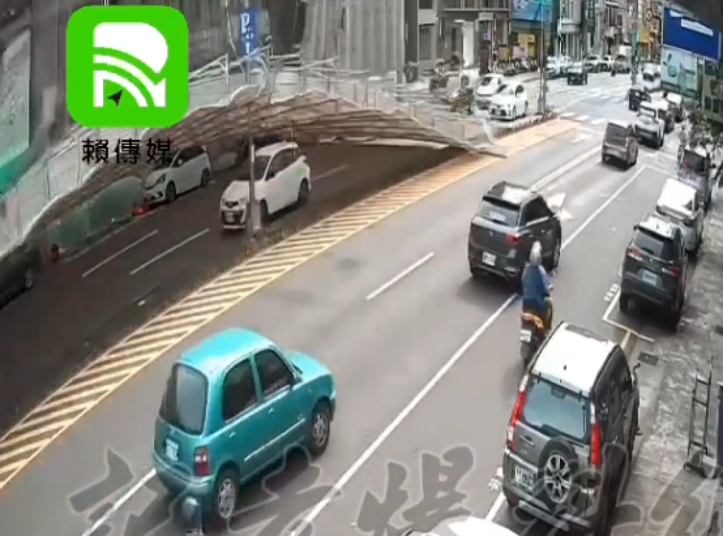 台中強風吹倒鷹架! 壓中1輛汽車1名機車騎士手腳擦挫傷