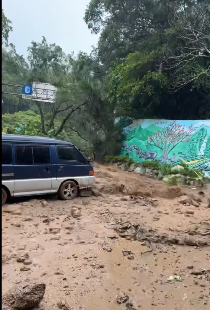 陽明山驚險瞬間!菁山路土石流爆發 廂型車遭泥流沖走2人幸運脫險