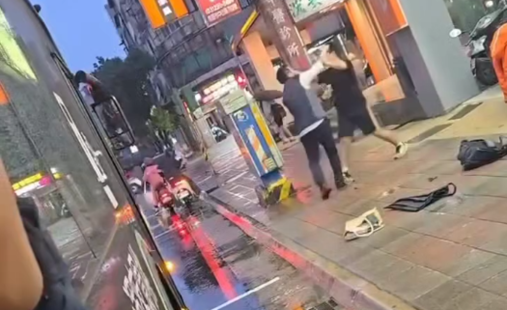 影/抓逃票爆糾紛!司機跟學生大街上互嗆 演出全武行互毆臉噴血