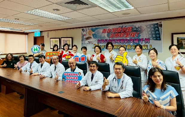 ▲前排右邊起:高屏業務組副組長何尹琳、高雄長庚急診主任吳冠漢、神經內科主任盧成憲、腦中風中心主任林宏昇、副院長林祖功、放射診斷科主任許世偉、神經內科醫師陳仕軒、病人李太太(記者 李堂安 翻攝)