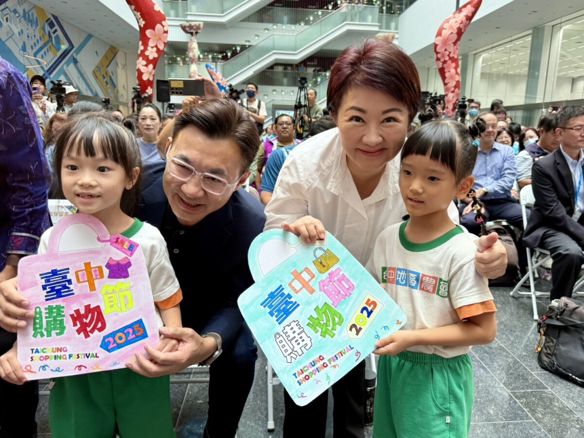 ▲手繪LOGO，象徵「彩繪購物色彩、shopping不要留白」。(圖/記者顏淑娟攝)