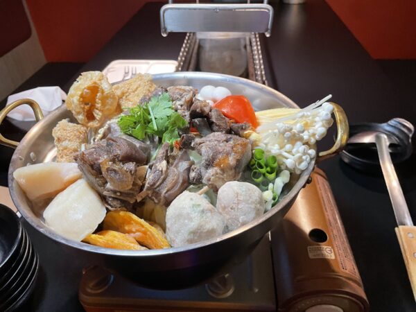 紅燒羊肉爐湯色深濃、入口卻出奇地溫潤順口,紅燒中帶著淡淡沙茶香,是高雄五十年老味道的傳承。圖/朱立君攝