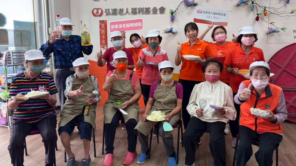 ▲弘道憶耆道老服務據點11位失智長輩化身「總鋪師」帶來拿手料理。（圖／弘道老人福利基金會提供）