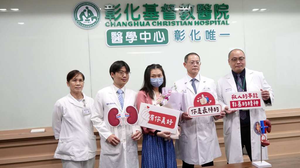 ▲47歲陳老師(中)罹多囊腎,腎臟腫大。彰基團隊以達文西手術切除病腎並由妹妹捐腎完成活體移植,術後康復重返講台。(記者林明佑攝)