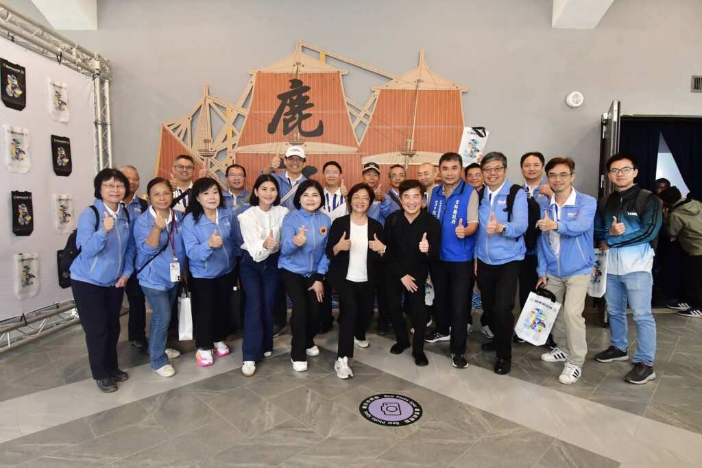 ▲2025台灣設計展自10月10日至26日在彰化縣盛大登場，今(22)日雲林縣長張麗善到訪鹿港展區，由彰化縣長王惠美親自接待，參觀三大展館，深度體驗設計展的獨特魅力與鹿港深厚的文化底蘊。（彰化縣政府提供）