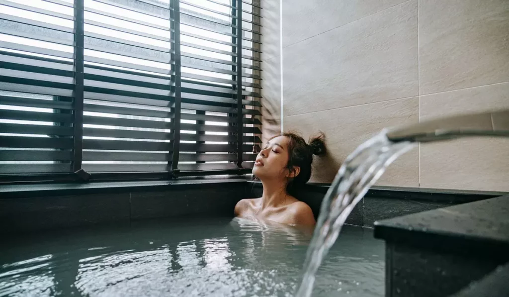 雙人湯屋泡湯買五送一,平均每人只要750元起。圖/北投老爺酒店提供