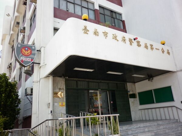婦人陳情不要臨檢八大行業 惡警性暗示「妳要陪我嗎?」 210 婦人陳情不要臨檢八大行業 惡警性暗示「妳要陪我嗎?」 209