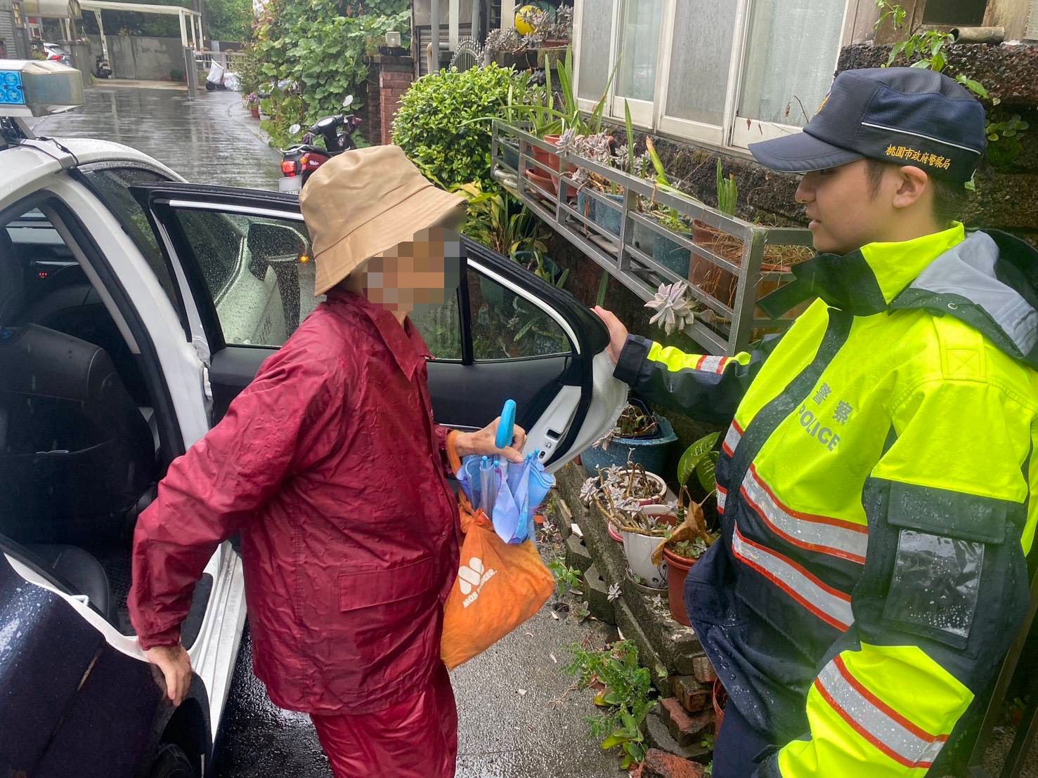 遺失亡夫機車焦急求助 龍潭警冒雨3小時尋回婦感動落淚 S 7118901 0