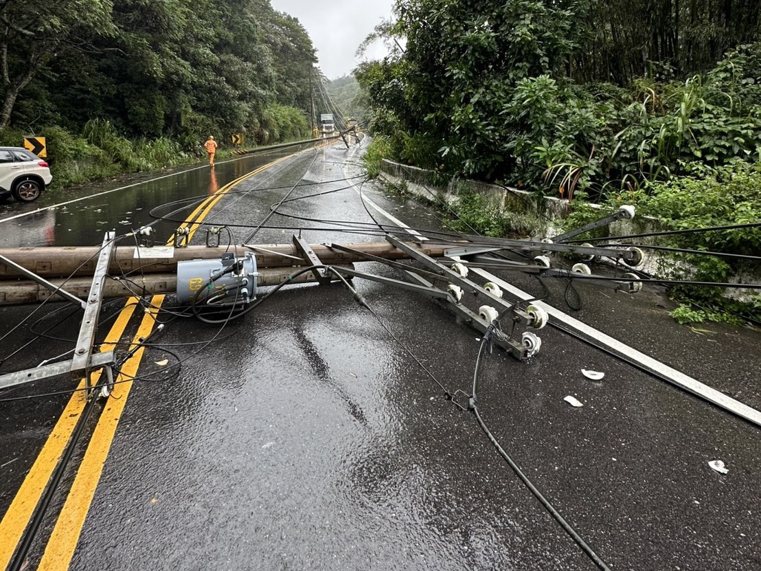 砂石車自撞釀禍!2電桿慘「倒地」楊梅、龍潭830戶受影響 S 20963428 0
