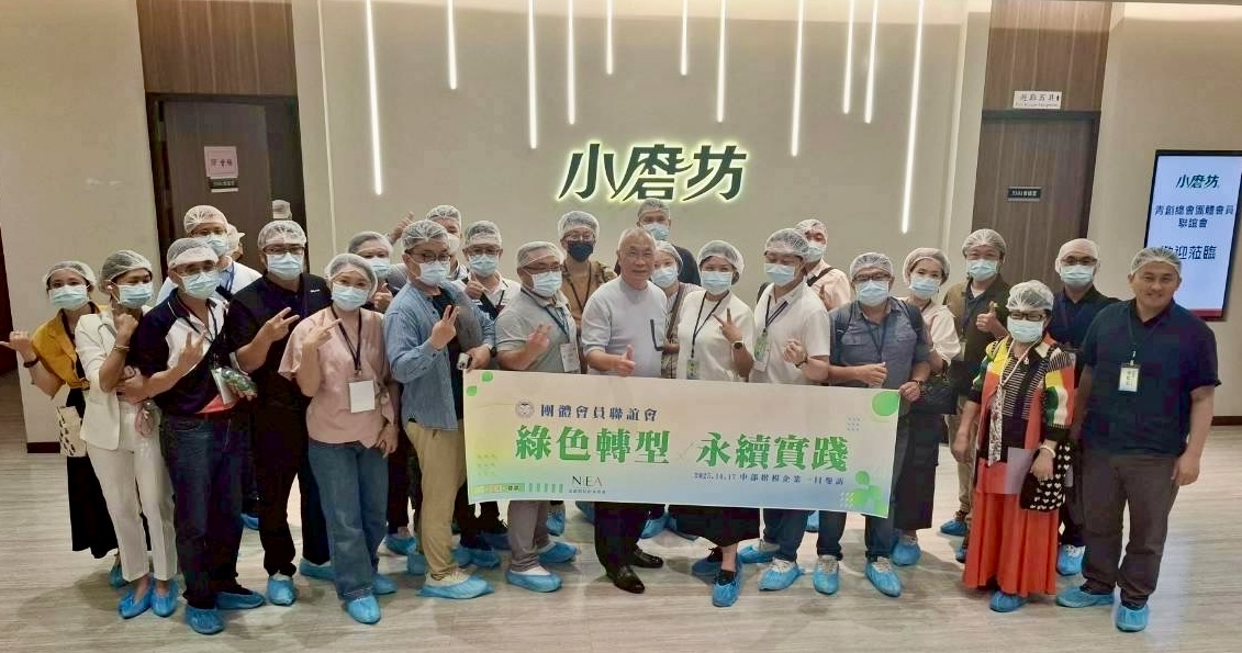 參訪小磨坊國際實業股份有限公司，由董事長董大斌親自接待並導覽，會員深入了解食品安全與智慧製造流程。（圖／記者林照東攝）