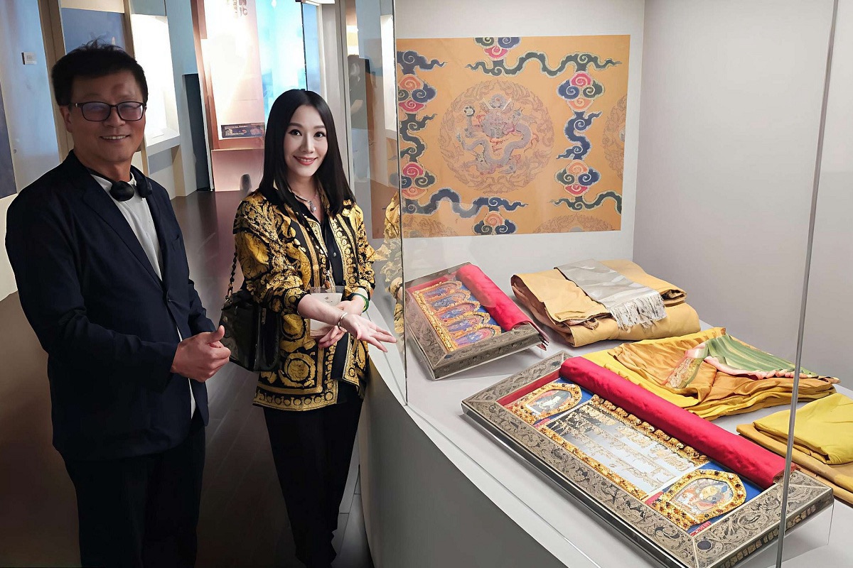 故宮前院長林正儀特別為前台北市商會理事長夫人胡寶莉導覽說明。(記者/司徒、應瑋漢 攝)