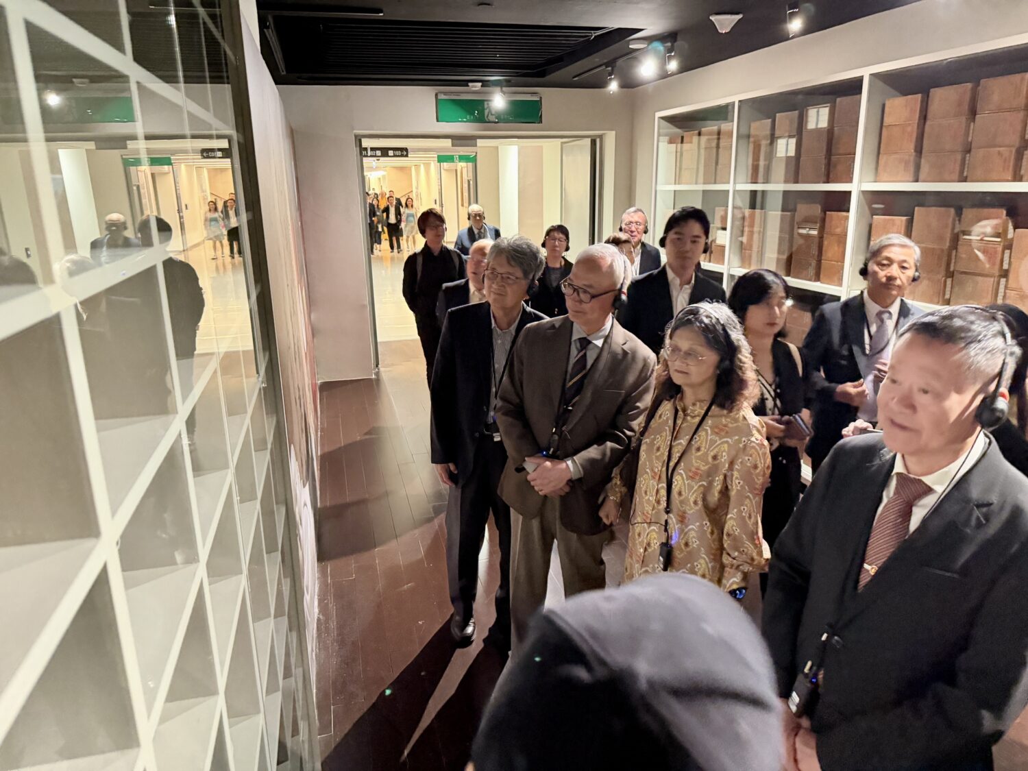 退輔會陳進廣副主委,聽著專業的解說導覽人員,感受故宮百年院慶的文化盛宴。(記者/司徒、應瑋漢 攝)