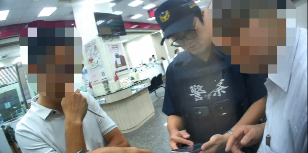 警員向蘇姓民宣導各類型詐騙手法。(圖/記者薛秀蓮 翻攝)