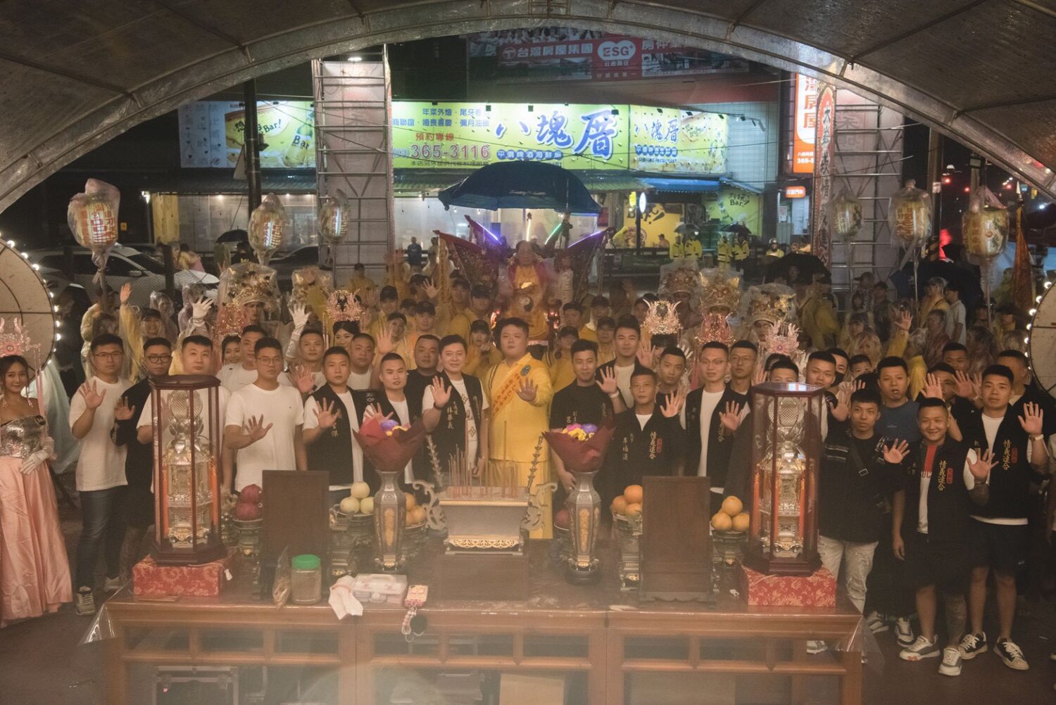 夜巡倒數第二天,副爐主禾碩電子彭裕龍跟大嵙崁情義連合聯合接駕,場面浩大。(圖/桃園護國宮提供)