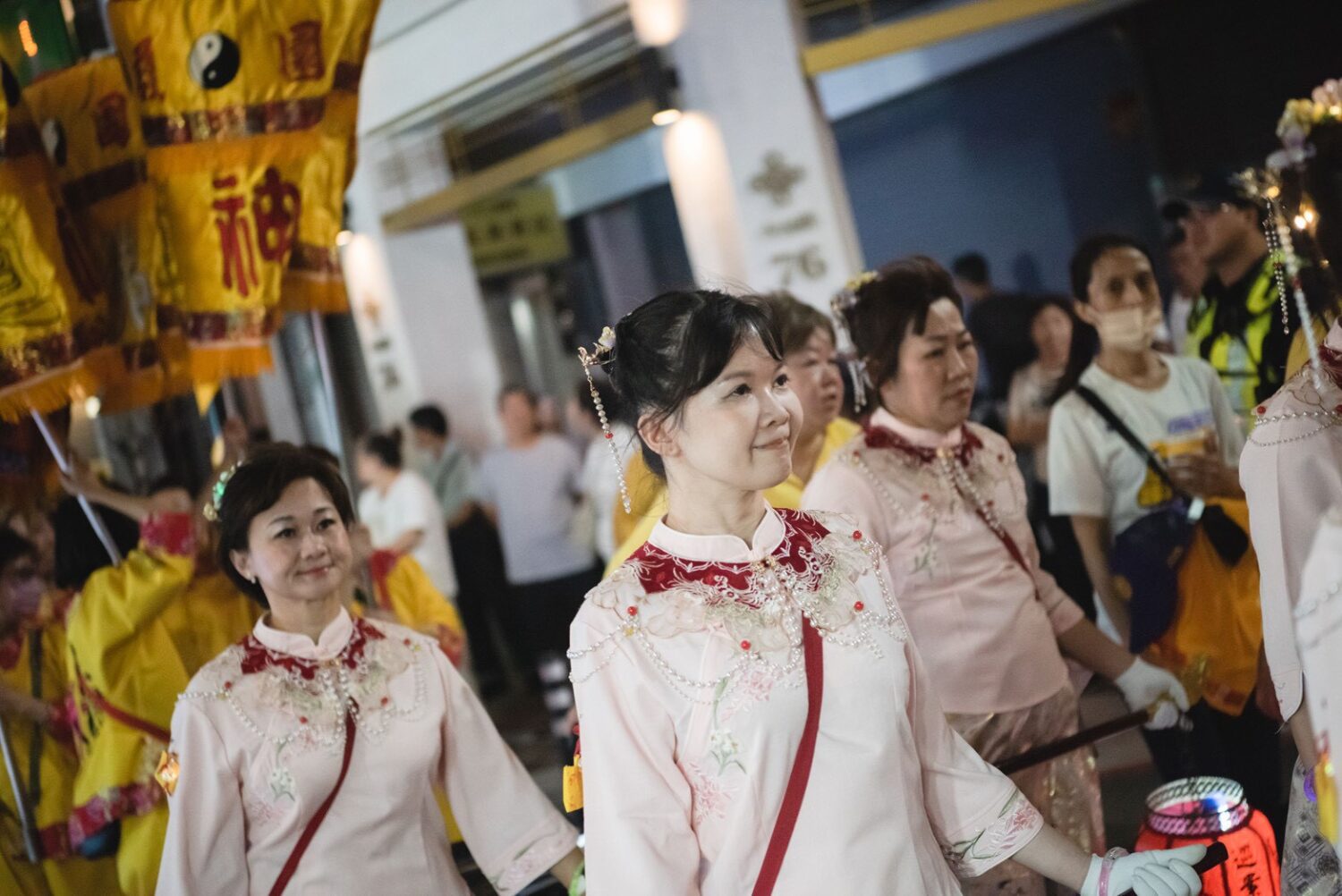 提燈玉女志工的胡栩菲感謝太子爺救回一歲半愛女,故親自追隨太子爺,回報恩情。(圖/桃園護國宮提供)
