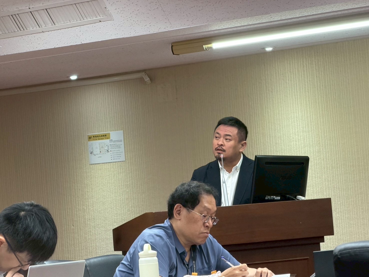 2.勞動部長洪申翰在衛環委員會備詢。(圖／張啓楷國會辦公室)