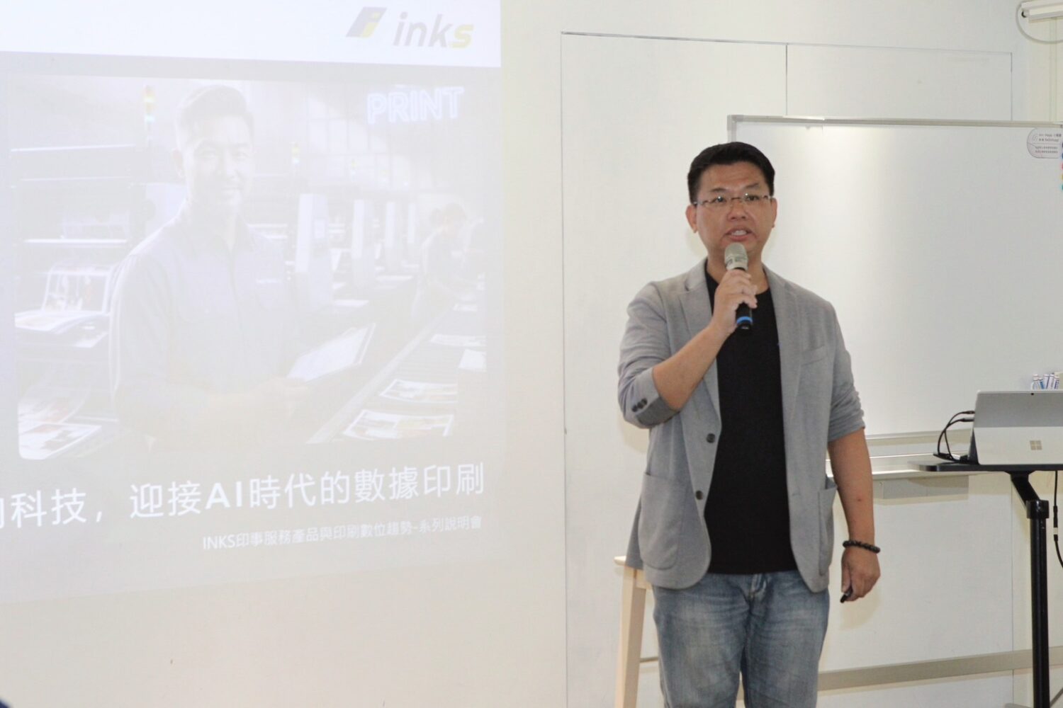 印事科技共同創辦人吳瑞峰分享AI報價助理與智慧印刷管理平台應用,說明AI如何協助產業提升營運效率與永續發展。(圖/記者林照東攝)