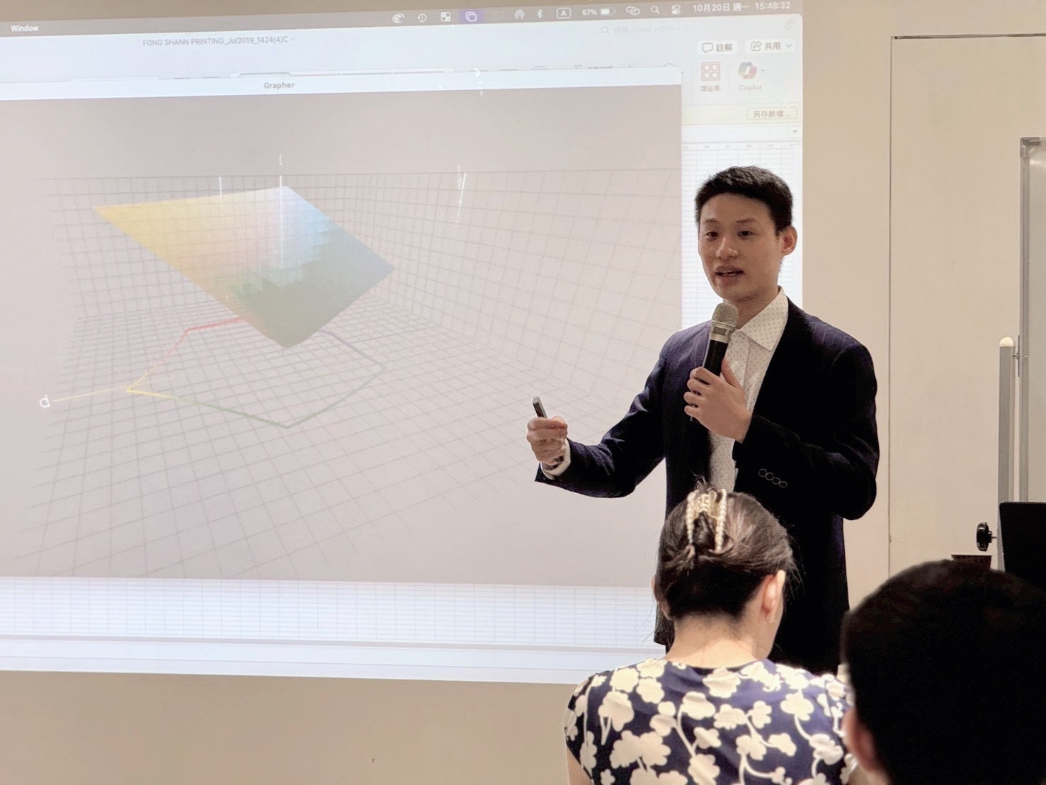 東煦色研所創辦人卓訓群於論壇現場講解AI如何應用於色彩數據化管理,吸引眾多印刷業者關注色彩標準化議題。(圖/記者林照東攝)